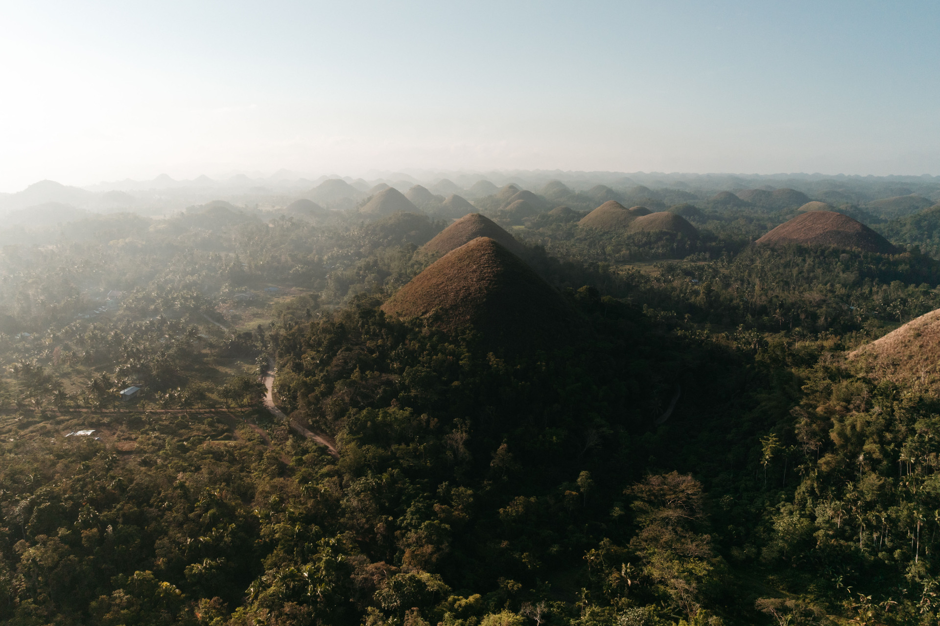 bohol philippinen chocolate hills beim sonnenaufgang